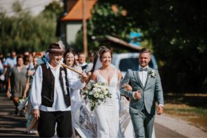 Sipos István vőfély a nászmenet élén